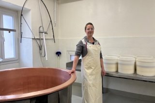 Martina Cervenka, dans sa fromagerie de Premploz, à Conthey